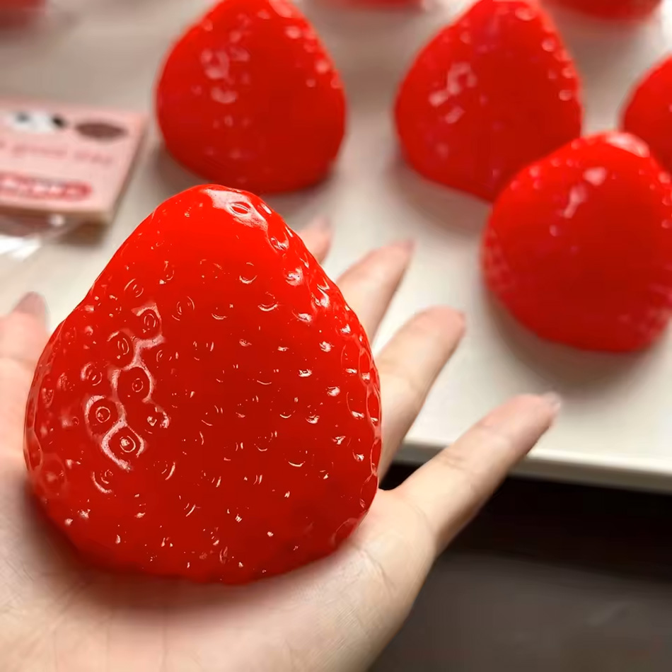 New Squishy Big Strawberry Squ - Party Games Entertainer recension och pris