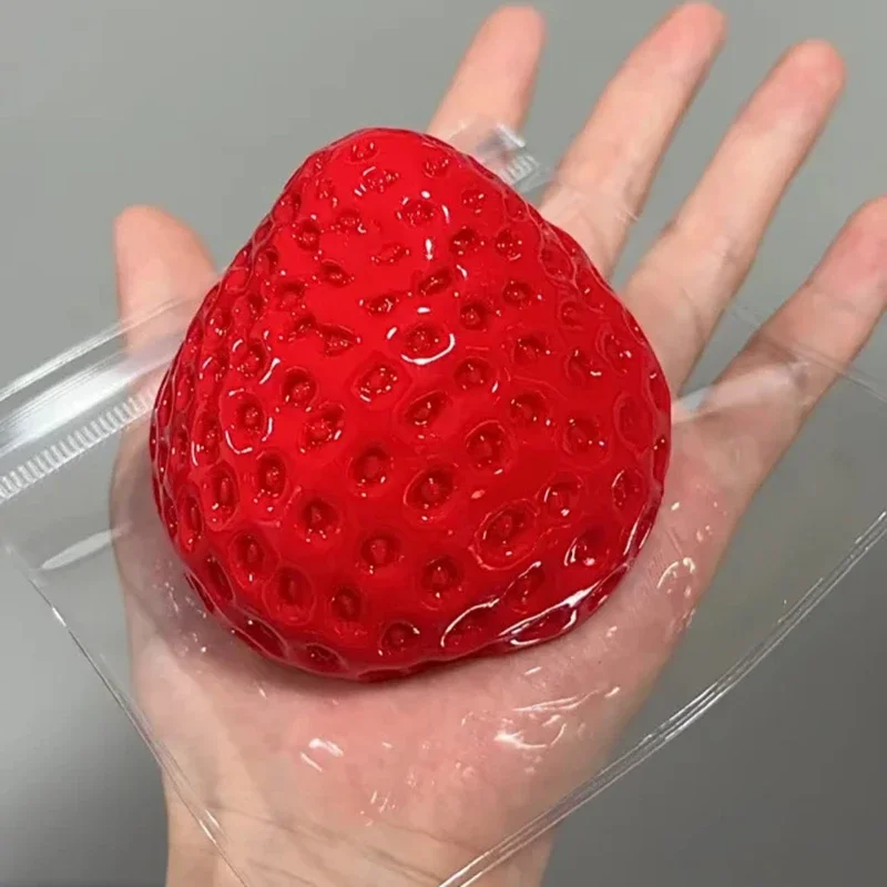 Squishy Big Strawberry Squeeze - Party Games Entertainer recension och pris